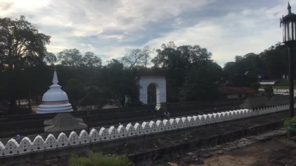Kandy, Sri Lanka, Dagoba langs het hek in de tempel — Stockvideo