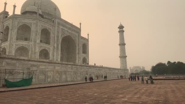 Agra, India, 10 november 2019, Taj Mahal, toeristen lopen langs de voet van de moskee — Stockvideo