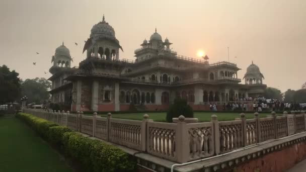 Jaipur, India - 01 novembre 2019: un vecchio edificio con una bella architettura con turisti — Video Stock