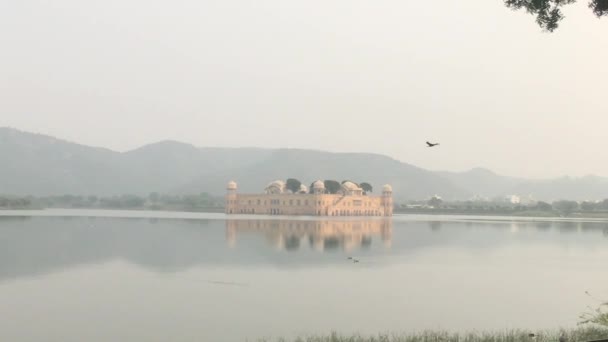 Jaipur, Indie - wyspa z zamkiem na środku jeziora — Wideo stockowe