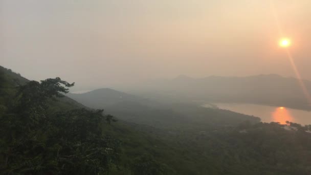 Udaipur, India - naplemente a tó felett a hegy tetejéről 2. rész — Stock videók