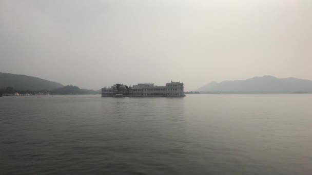 Udaipur, Indie - pohled na palác ze strany jezera část 3 — Stock video
