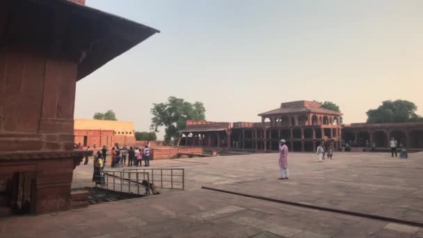 Fatehpur Sikri, India - 15 novembre 2019: I turisti abbandonati della città camminano per le strade parte 14 — Video Stock