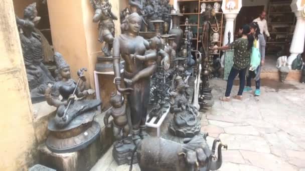 Jaipur, Ινδία, 05 Νοεμβρίου 2019, Amer Fort, οι τουρίστες βλέπουν τα αγαθά σε ένα κατάστημα με σουβενίρ — Αρχείο Βίντεο