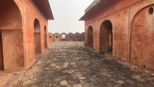 Джайпур, Индия - вид на хорошо сохранившиеся стены и здания старой крепости, часть 20 — стоковое видео