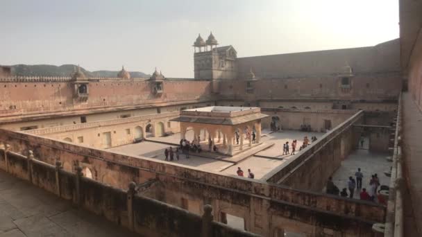 Jaipur, Indie, 05 listopada 2019, widok Amer Fort z góry placu wewnątrz podwórka — Wideo stockowe