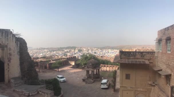 Jodhpur, India - coches en movimiento al pie de la fortaleza — Vídeos de Stock