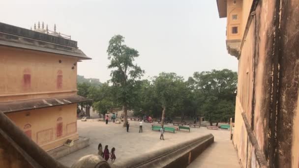 Jaipur, indien - 05. November 2019: Touristen der Festung Nahargarh untersuchen die Überreste einer antiken Festung Teil 3 — Stockvideo