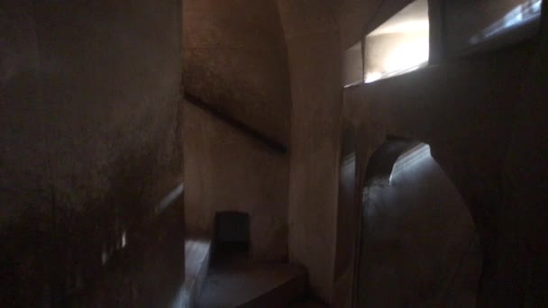 Jaipur, Indien, 05 november 2019, Amer Fort inre korridorer med trappor på fästningens territorium — Stockvideo