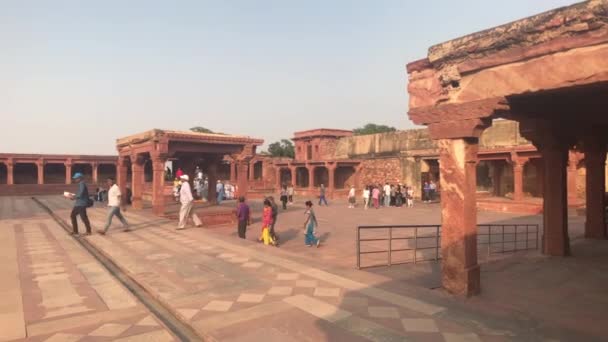 Fatehpur Sikri, India - November 15, 2019: Εγκαταλελειμμένοι τουρίστες της πόλης περπατούν στους δρόμους μέρος 3 — Αρχείο Βίντεο