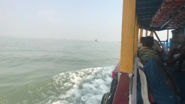Bombaj, Indie - stříkance z běžící lodi část 2 — Stock video