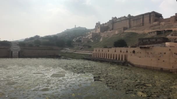2019年11月5日インド、ジャイプール壮大な砦の壁の下にある大きな湖ではなく、 Amer Fort — ストック動画