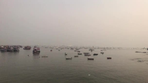 Bombaj, Indie - lodě ve večerním přístavu část 2 — Stock video