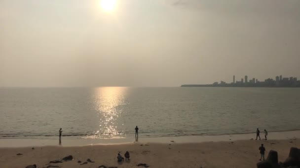 Mumbai, India - 10 november 2019: Marine Drive toeristen lopen langs de dijk deel 5 — Stockvideo