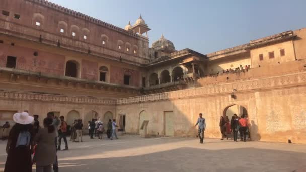 Jaipur, India, 2019. november 05., Amer Fort turisták sétálnak át a régi erőd területén — Stock videók