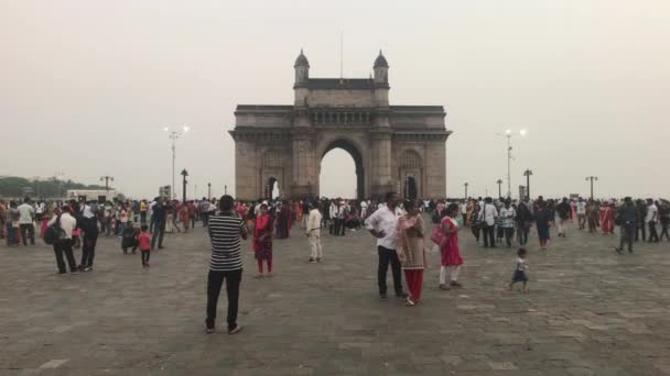 Mumbai, India - 10 de noviembre de 2019: turistas esperando para abordar el barco parte 3 — Vídeo de stock