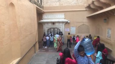 Jaipur, Hindistan, Kasım 05, 2019, Amer Kalesi, turistler eski binaları teftiş ediyor.