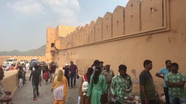 Jaipur, India, 05 novembre 2019, Amer Fort, i turisti ispezionano i vecchi edifici intorno a loro parte 5 — Video Stock