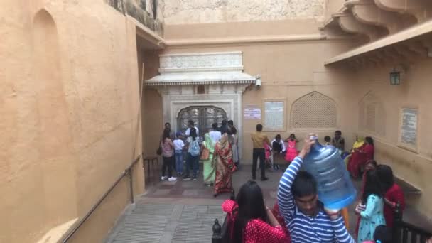 Jaipur, India, 2019. november 05., Amer erőd, turisták ellenőrzik a régi épületeket körülöttük 9. rész — Stock videók