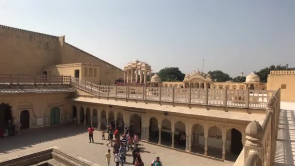 Jaipur, India - 04 november 2019: Hawa Mahal toeristen lopen op het plein in de buurt van de fontein deel 2 — Stockvideo