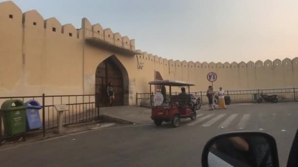 Jaipur, India - 03 de noviembre de 2019: el tráfico de motos a lo largo de la carretera con los turistas parte 4 — Vídeos de Stock