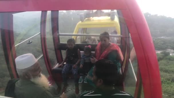 Udaipur, Indien - 12 november 2019: Mansapurna Karni Mata Ropeway turister rider i en linbana — Stockvideo