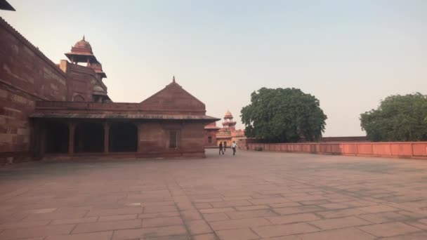 Fatehpur Sikri, India - November 15, 2019: Abandoned city tourists inspect the remains of antiquity part 4 — Stock Video