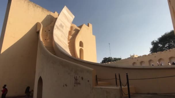 2019年11月4日，印度斋浦尔：Jantar Mantar游客在历史建筑第8部分的周围漫步 — 图库视频影像