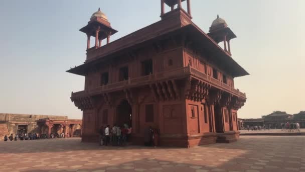 Fatehpur Sikri，印度- 2019年11月15日：被遗弃的城市游客沿街步行18部分 — 图库视频影像