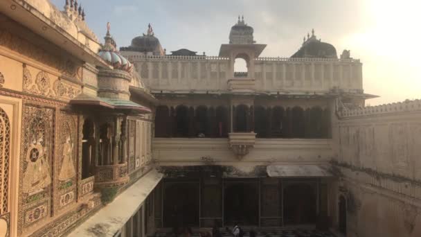 Udaipur, India - 13 de noviembre de 2019: Los turistas del Palacio de la Ciudad se mueven entre las habitaciones dentro del palacio — Vídeo de stock