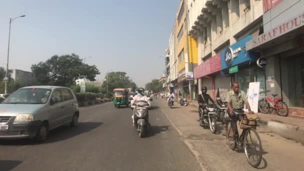 Jaipur, Indie - 03 listopada 2019: Miejscowi jeżdżą po poboczu drogi — Wideo stockowe