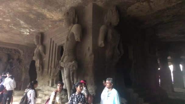 Mumbai, India - 10 novembre 2019: Elephanta Caves tourists in the cave part 7 — Video Stock
