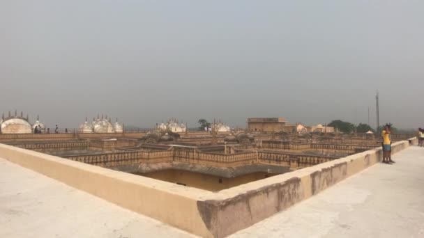 Jaipur, India - 05 november 2019: Nahargarh Fort toeristen ontspannen op het dak van het fort — Stockvideo