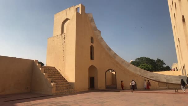 Jaipur, Hindistan - 4 Kasım 2019: Jantar Mantar turistleri kavurucu güneşin altındaki tarihi binaları teftiş ediyorlar — Stok video