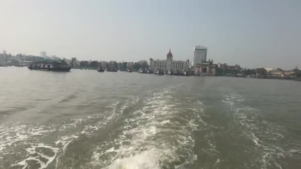 Bombaj, Indie - loď odplouvá z části města 2 — Stock video