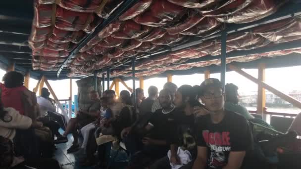 Mumbai, indien - 10. November 2019: arabische Seetouristen sitzen auf einem Ausflugsboot — Stockvideo