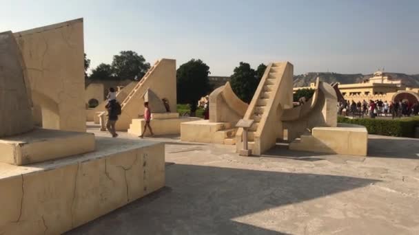 Jaipur, India - 2019. november 04.: Jantar Mantar turisták sétálnak a történelmi építmények területén 11. rész — Stock videók