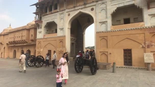 Jaipur, India, 05 novembre 2019, Amer Fort, i turisti ispezionano i vecchi edifici intorno a loro parte 3 — Video Stock