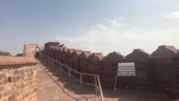 Jodhpur, India - 06 de noviembre de 2019: Los turistas del Fuerte Mehrangarh caminan por el sitio inferior de la fortaleza parte 4 — Vídeo de stock