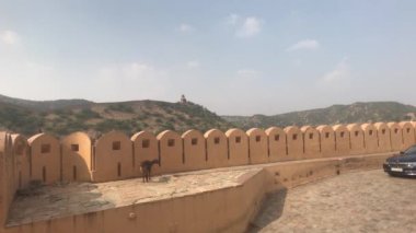 Jaipur, Hindistan, Kasım 05, 2019, Amer Kalesi, araba duvardan uzaklaşır.