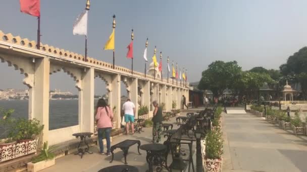 Udaipur, Hindistan - 12 Kasım 2019: Jag Mandir turistleri 3. — Stok video