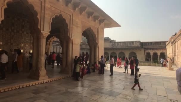 Jaipur, Índia, 05 de novembro de 2019, Amer Fort edifício aberto com turistas passeando à sombra — Vídeo de Stock