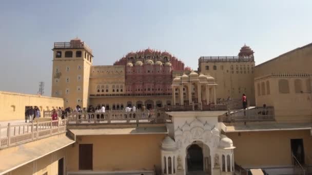 Jaipur, indien - 04. November 2019: hawa mahal touristen spazieren auf den balkon des palastes teil 3 — Stockvideo