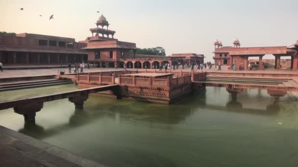 Fatehpur Sikri, Indien - 15 november 2019: Övergivna stadsturister fotograferar resterna av en svunnen tid del 6 — Stockvideo