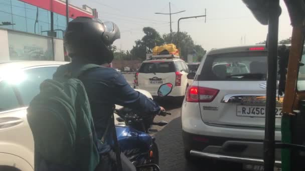 Jaipur, Hindistan - arabalar ve motosiklet standı — Stok video
