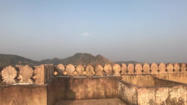 Jaipur, India, 05 de noviembre de 2019, Amer Fort paredes con patrones en una antigua fortaleza con vistas a las montañas — Vídeo de stock