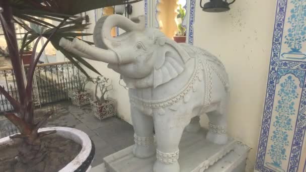 Udaipur, indien - Elefant aus Stein am Eingang Teil 2 — Stockvideo
