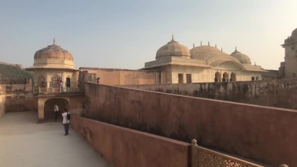 Jaipur, India, 05 de noviembre de 2019 Amer Fort turistas caminan en diferentes niveles de la fortaleza parte 6 — Vídeos de Stock