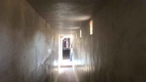 Jaipur, Hindistan, Kasım 05, 2019, Amer Kalesi alçak tavanlı dar koridor — Stok video