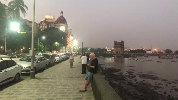 Mumbai, India - 10 november 2019: toeristen lopen rond het plein deel 9 — Stockvideo